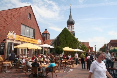 Unser Muschelmuseum im Hintergrung und lecker Kuchen mit Kaffee im Vordergrund!