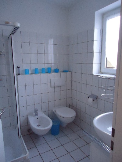 Das schöne Badezimmer mit Bidet
